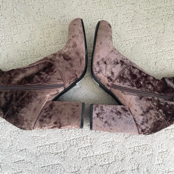 Steve Madden NWOB Velvet Booties in mushroom color size 6.5 - Picture 8 of 10